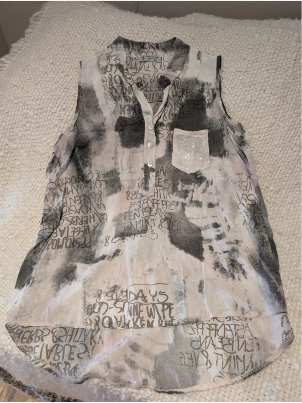 Women's Femme Fatale Sleeveless Blouse Size M Beige Grey Graphic Print